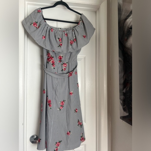 Calvin Klein Dress with embroidered flowers. - Picture 2 of 13